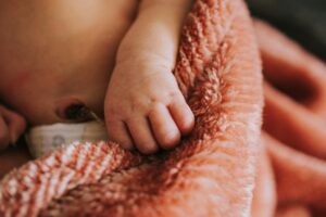 Bauchnabelmassage & Pflege für Babys